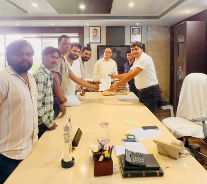 रायपुर उत्तर विधानसभा के वार्डों में चरमराई सफाई व्यवस्था, अध्यक्ष पलास मल्होत्रा व उपाध्यक्ष शुभम श्रीवास्तव ने आयुक्त को सौंपा ज्ञापन