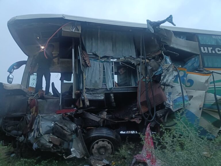 ब्रेकिंग न्यूज़ : रायपुर-जगदलपुर हाइवे पर बड़ा हादसा, तीन की मौत, छह घायल