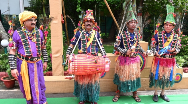 मुख्यमंत्री निवास में हरेली उत्सव : पारंपरिक लोक यंत्रों के साथ सुंदर नाचा का हो रहा आयोजन