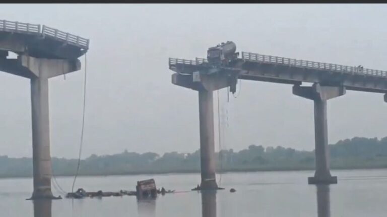 बड़ा हादसा : पुल ढहने से बड़ा हादसा, दो की मौत, बचाव अभियान जारी