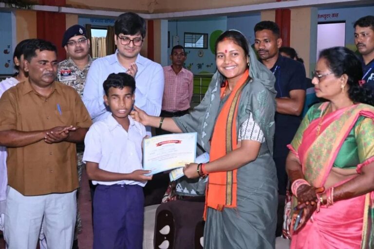 महिला बाल विकास मंत्री लक्ष्मी राजवाड़े ने बीजापुर में बच्चों, महिलाओं और दिव्यांगों के लिए संचालित सेवाओं का किया निरीक्षण