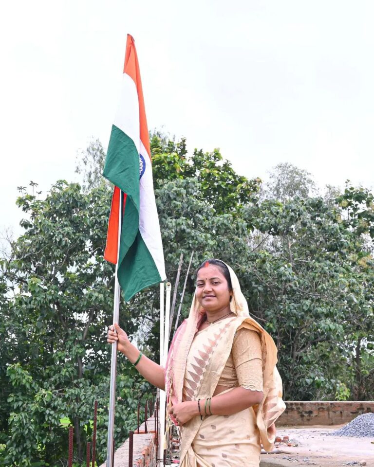 हर घर तिरंगा अभियान : मंत्री लक्ष्मी राजवाड़े ने निज निवास पर फहराया तिरंगा