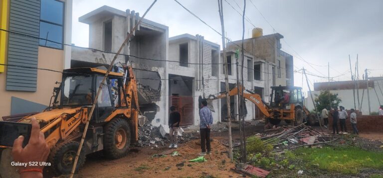 रायपुर में अवैध रूप से निर्मित 6 मकानों के अवैध रो हाउस को तोड़ने की कार्यवाही