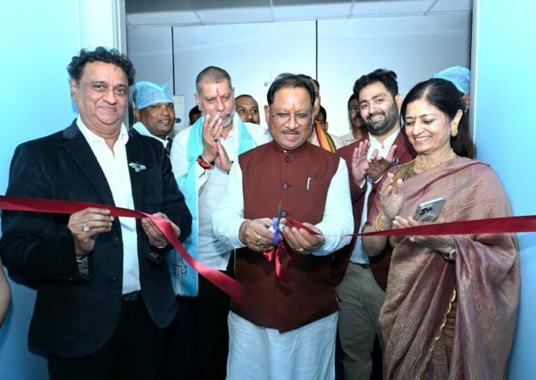 मुख्यमंत्री विष्णु देव साय ने श्री नारायणा हॉस्पिटल में अत्याधुनिक ओ-एआरएम विथ एआई नेविगेशन मशीन का किया शुभारंभ