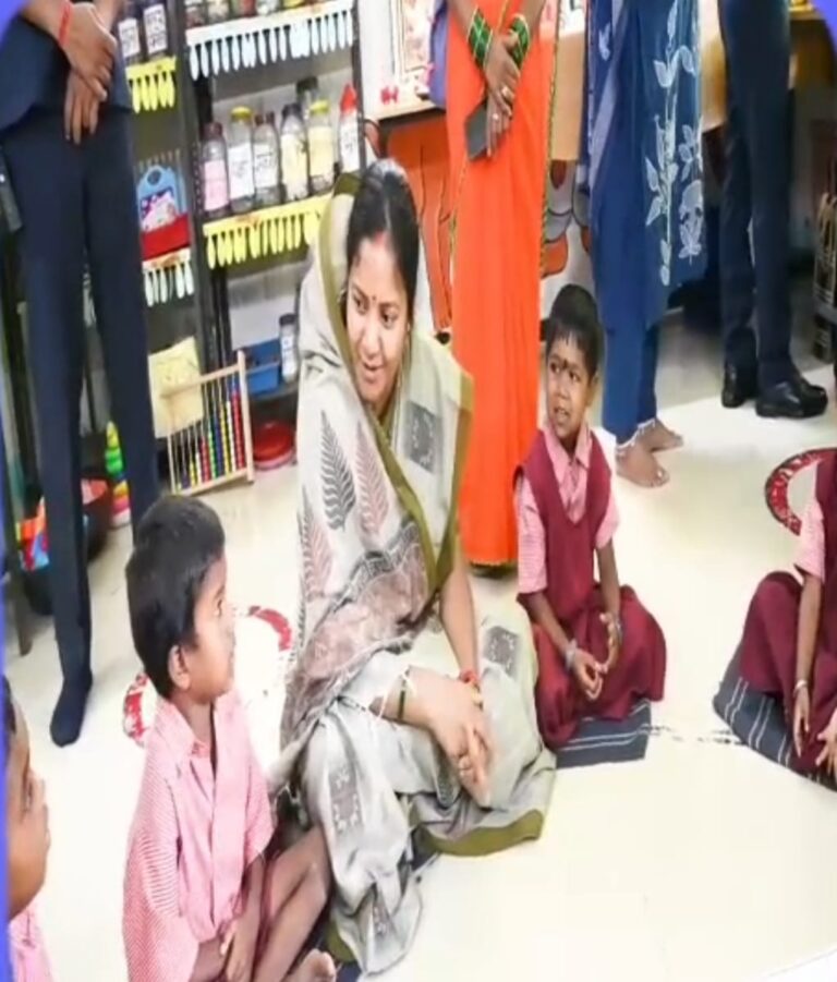 मंत्री नहीं, माँ बनकर बच्चों से मिलीं मंत्री लक्ष्मी राजवाड़े