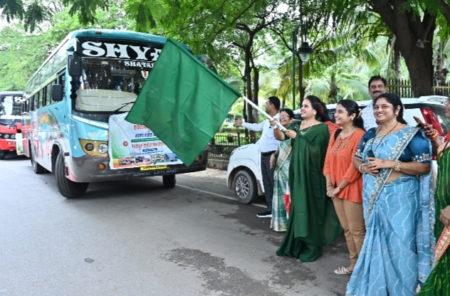 80 वरिष्ठ नागरिको की रायपुर दर्शन यात्रा को वरिष्ठ नागरिको को सम्मानित कर महापौर मीनल चौबे ने हरी झंडी दिखाकर टाउनहॉल से किया रवाना