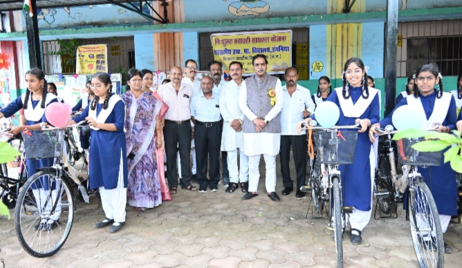 रायपुर पश्चिम विधायक राजेश मूणत द्वारा छात्र-छात्राओं को साइकिल वितरण, मेधावी विद्यार्थियों को सम्मान एवं शालाओं के समग्र विकास का आह्वान