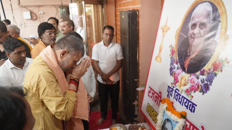 प्रदेश भाजपा अध्यक्ष देव पहुँचे उपासने निवास, रजनी ताई को दी श्रद्धांजलि