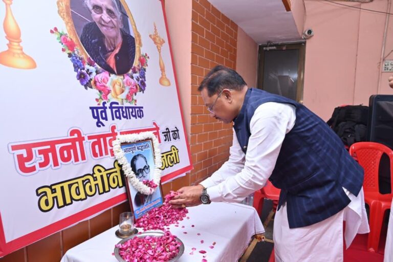 मुख्यमंत्री साय पहुँचे उपासने निवास, रजनी ताई को दी श्रद्धांजलि