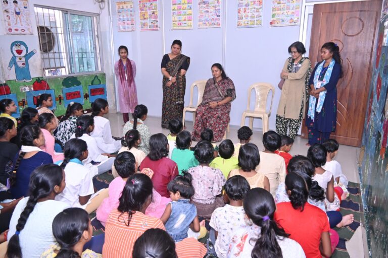 मंत्री लक्ष्मी राजवाड़े ने सरगुज़ा प्रवास के दौरान विभिन्न संस्थाओं का किया निरीक्षण