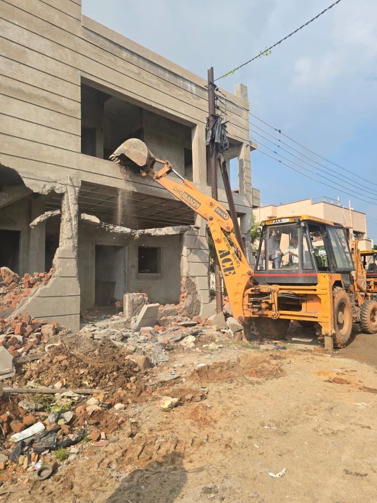 रायपुर में 1746 वर्गफुट का अवैध निर्माण ध्वस्त , प्रशासन का चला बुलडोजर