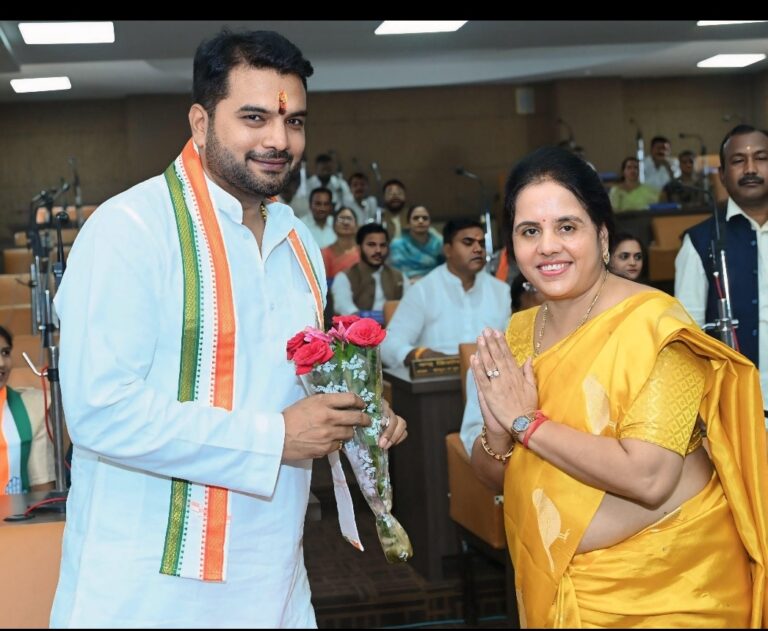 नगर निगम रायपुर की सामान्य सभा की बैठक में महापौर मीनल चौबे ने नगर निगम नेता प्रतिपक्ष आकाश तिवारी का बुके प्रदत्त कर किया आत्मीय स्वागत