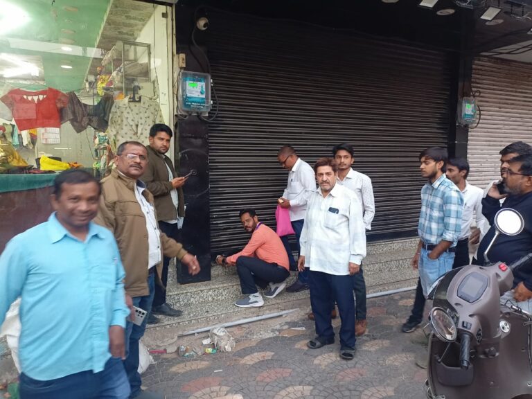 निगम जोन 4 की बड़ी कार्यवाही, बकाया राशि अदा नहीं करने पर सीलबंदी