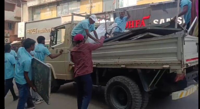 बड़ी ख़बर  :  शास्त्री बाजार में निगम की बड़ी कार्रवाई, व्यापारी में  आक्रोशि