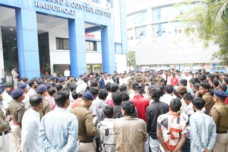 रायपुर पुलिस की बड़ी कार्यवाही 256 से अधिक चाकुबाजों/बदमाशों सहित अपराधिक तत्वों को तलब कर ली गई उनकी परेड