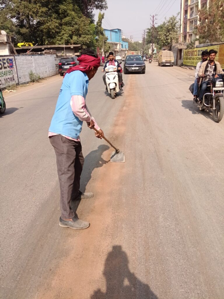 कूल होम दलदल सिवनी मार्ग पर छलका आइल, नगर निगम की त्वरित कार्रवाई से मार्ग हुआ साफ