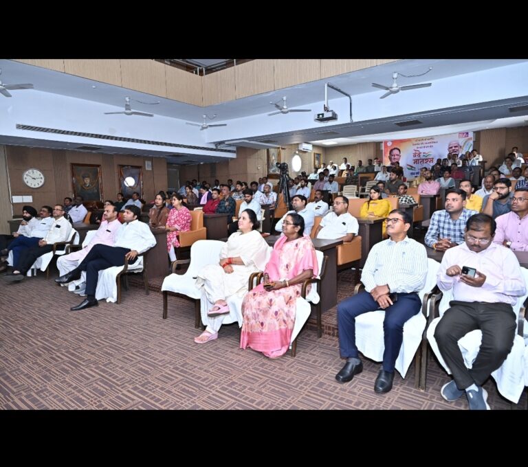 रायपुर नगर निगम में मनाई गई ‘वंदे मातरम्’ की 150वीं वर्षगांठ, प्रधानमंत्री मोदी के उद्बोधन को अधिकारियों-कर्मचारियों ने किया लाइव सुना , कार्यक्रम में रायपुर नगर निगम की महापौर मीनल चौबे, सभापति सूर्यकांत राठौड़, आयुक्त सहित निगम मुख्यालय के विभिन्न विभागों के अधिकारी और कर्मचारी रहे उपस्थित 