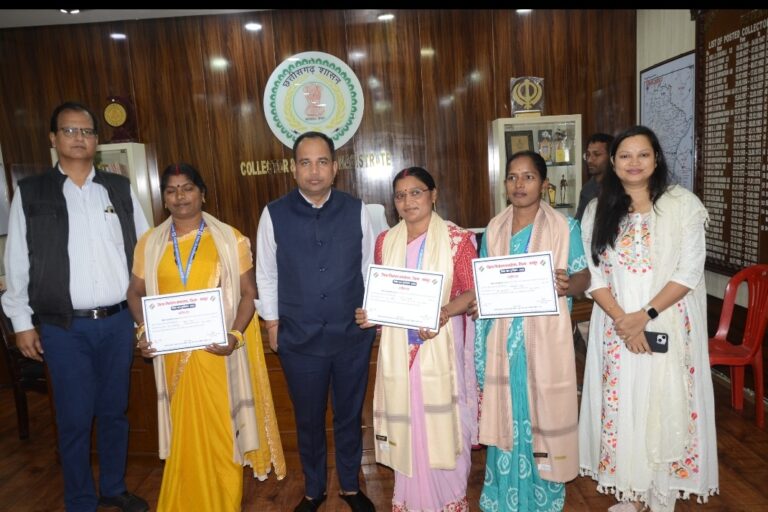 कलेक्टर ने सराहनीय कार्य करने वाले BLO को किया सम्मानित