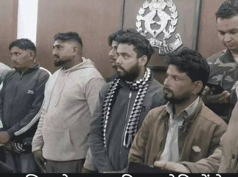 मोबाइल पर पोर्न देखते हो… जेल नहीं जाना तो रुपए भेजोः ठग भाइयों ने खेत में बनाया ठिकाना