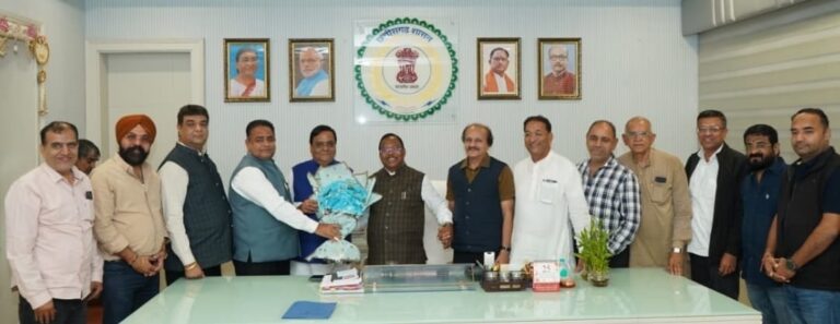 मंडी शुल्क एवं कृषक कल्याण शुल्क में छूट हेतु चेंबर ऑफ कॉमर्स प्रतिनिधिमंडल ने कृषि मंत्री रामविचार नेताम को सौंपा ज्ञापन