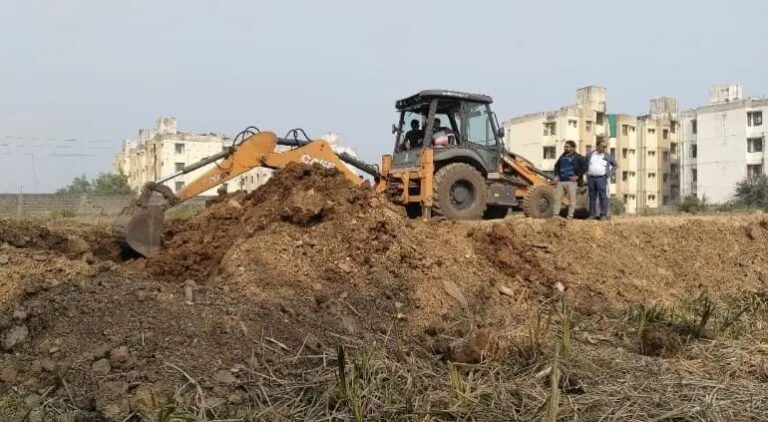 भूमाफिया पवन अग्रवाल की अवैध प्लाटिंग पर बड़ी कार्रवाई, मुरूम रोड तोड़कर किया आवागमन अवरुद्ध