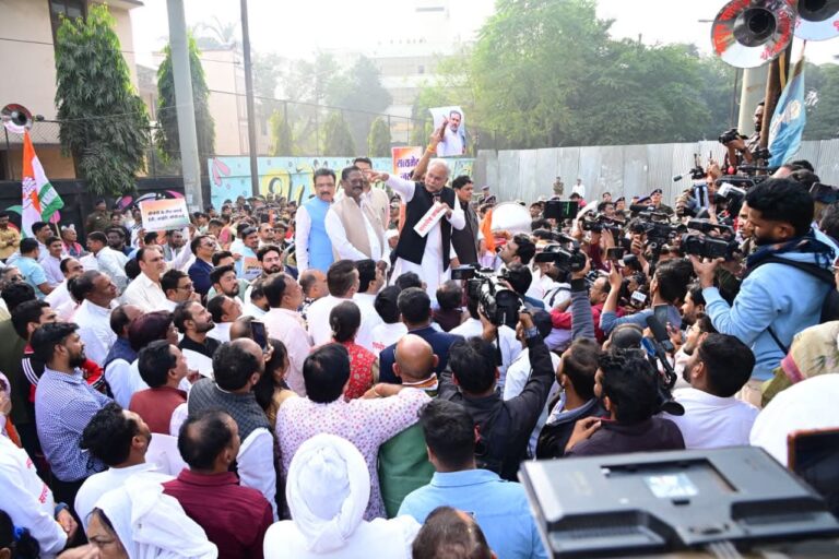 नेशनल हेराल्ड मामले में कांग्रेस ने किया भाजपा कार्यालय का घेराव