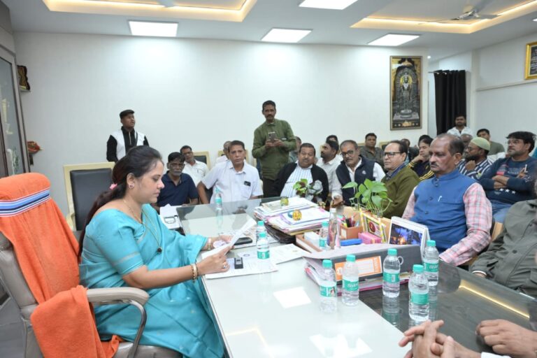 सिद्धार्थ चौक से संतोषी नगर ओव्हर ब्रिज तक प्रस्तावित पुराना धमतरी मार्ग चौड़ीकरण के विरोध को लेकर प्रतिनिधिमंडल ने महापौर को सौपा ज्ञापन 