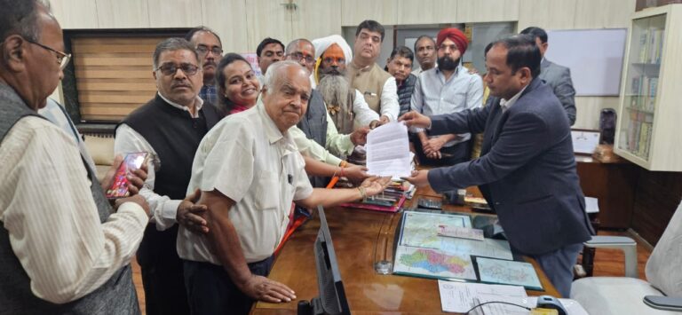 धर्मांतरण के विरोध में छत्तीसगढ़ चेम्बर ऑफ कॉमर्स एंड इंडस्ट्रीज एवं सर्व समाज का हल्लाबोल, कलेक्टर को सौंपा ज्ञापन