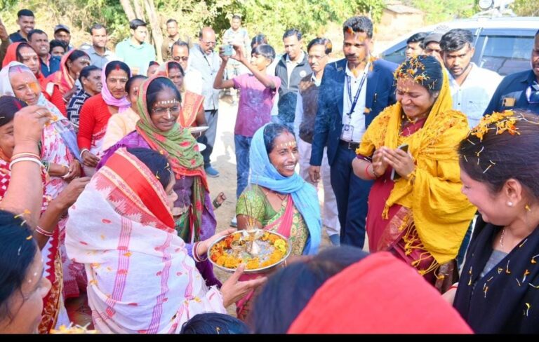 मंत्री लक्ष्मी राजवाड़े गांव–बस्ती चलो अभियान के तहत भटगांव विधानसभा के महावीरपुर और संजय नगर पहुँचीं