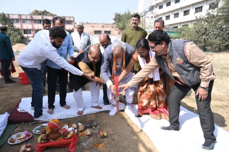 उत्तर विधानसभा में शिक्षा को सशक्त करने की ऐतिहासिक पहल , शासकीय कन्या महाविद्यालय, देवेंद्र नगर में छात्रावास भवन निर्माण का भव्य भूमिपूजन सम्पन्न