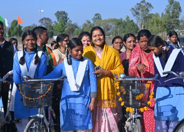 सरस्वती साइकिल योजना से बालिकाओं को शिक्षा का संबल , मंत्री लक्ष्मी राजवाड़े ने छात्राओं को साइकिलें वितरित कीं