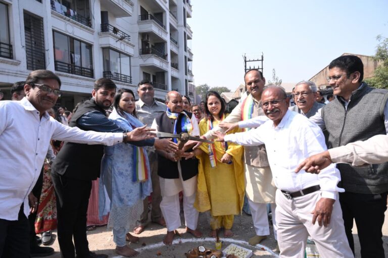 नगर निगम जोन 2 वार्ड 28 देवेन्द्र नगर सेक्टर -2 शीतल विहार कॉलोनी में सुगम आवागमन और गन्दे पानी के निकास हेतु नवीन सीसी रोड, नाली निर्माण शीघ्र करने किया भूमिपूजन