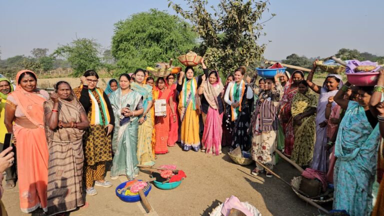 मनरेगा बचाओ संग्राम के तहत धरसीवा विधानसभा में जनसंपर्क अभियान