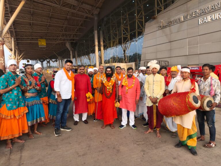 रायपुर एयरपोर्ट पर स्वामी ब्रह्मचारी रक्तांबर जी महाराज का भव्य स्वागत, 19 से 27 मार्च तक गुढ़ियारी मैदान में करेंगे आध्यात्मिक साधना