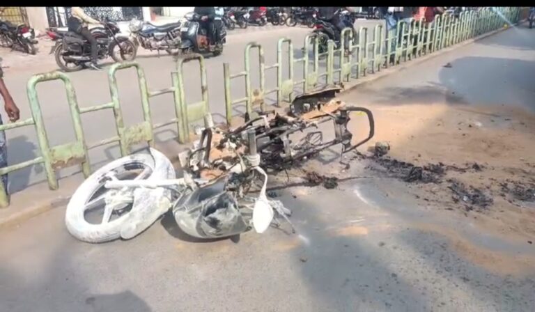 रायपुर ब्रेकिंग– राजधानी रायपुर के कटोरा तालाब नेताजी होटल के बाजू में ऑटोमोबाइल रिपेयरिंग शॉप में रिपेयरिंग के दौरान एक मोटरसाइकिल में लगी भयानक आग