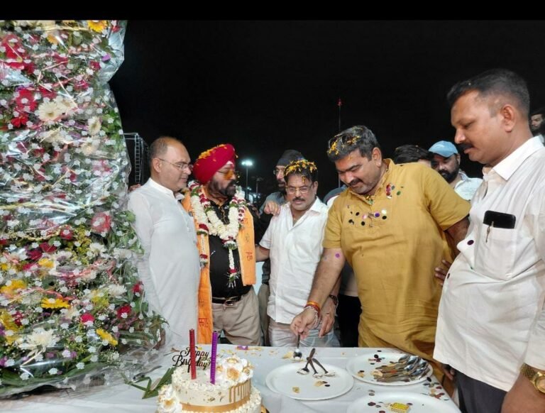 महाबली के दरबार में जन्मोत्सव की गूंज: गुरुचरण सिंह होरा ने सर्व धर्म हनुमान मंदिर में टेका मत्था, समाजसेवी कुबेर राठी ने जन्म दिवस की दी शुभकामनाएं