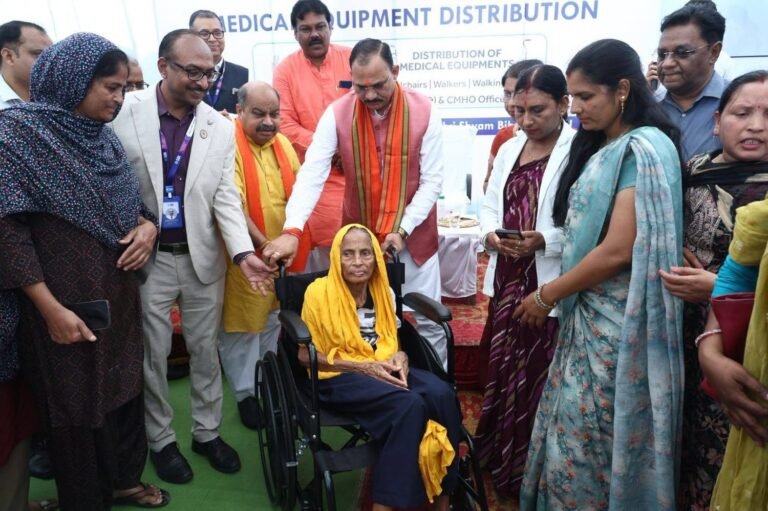 सेवा की स्टीयरिंग पर राज्यपाल, जनसेवा के साक्षी बने विधायक