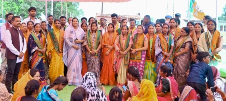 ग्राम बतरा में भाजपा की बड़ी सेंध: पूर्व कांग्रेस विधायक के गृह ग्राम में 31 लोगों ने थामा कमल का साथ, मंत्री लक्ष्मी राजवाड़े ने कराया भाजपा ज्वाइन