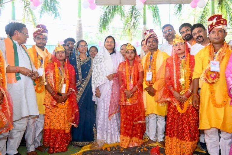 मुख्यमंत्री कन्या विवाह योजना : प्रदेशभर में 1385 से अधिक जोड़े बंधे परिणय सूत्र में , महिला एवं बाल विकास मंत्री लक्ष्मी राजवाड़े ने सूरजपुर से दिया महिला सशक्तिकरण का संदेश