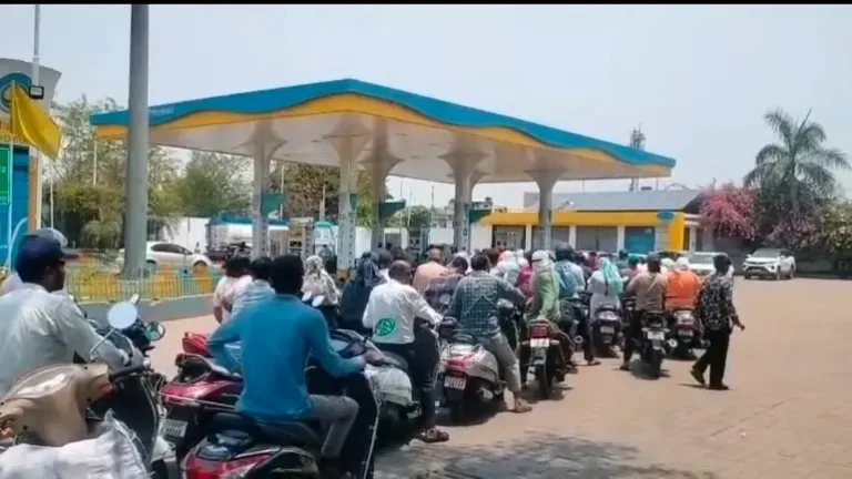 Today petrol diesel price:  रायपुर में पेट्रोल हुआ 103 के पार,  पंपों पर लगी लंबी कतारें