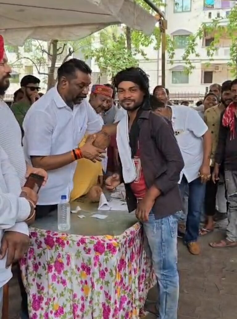 अंतरराष्ट्रीय मजदूर दिवस पर मजदूरों का सम्मान, भाजपा झुग्गी-झोपड़ी प्रकोष्ठ का आयोजन