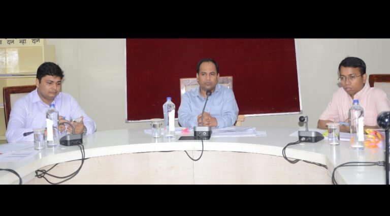 कलेक्टर डॉ. गौरव सिंह ने ली समय-सीमा बैठक, लंबित प्रकरणों के त्वरित निराकरण के दिए निर्देश