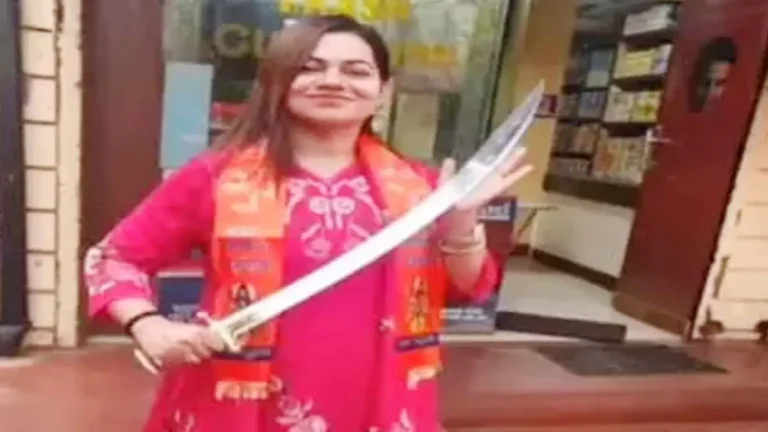 रायपुर की लेक्चरर ने तलवार के साथ बनाया वीडियो 