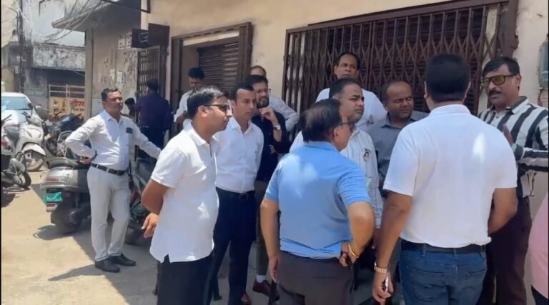 रायपुर के बॉम्बे मार्केट स्थित सेंट्रल बैंक आंचलिक कार्यालय में लगी भीषण आग, चेम्बर अध्यक्ष सतीश थौरानी की तत्परता से छत्तीसगढ़ चेम्बर ऑफ कॉमर्स एंड इंडस्ट्रीज में टला बड़ा हादसा.