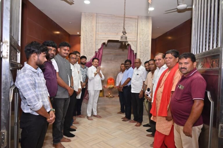 बसना के हनुमान मंदिर में गूंजा चालीसा का पाठ, विधायक डॉ. संपत अग्रवाल ने की महाआरती