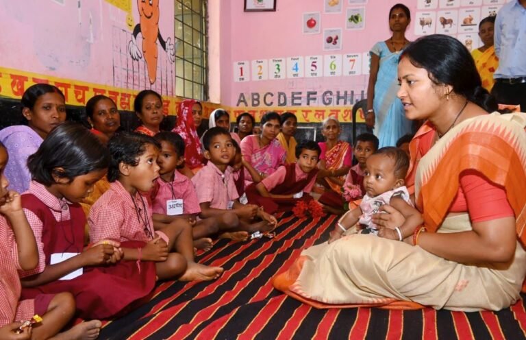 महिला एवं बाल विकास मंत्री श्रीमती लक्ष्मी राजवाड़े का सुकमा दौरा: बच्चों के बीच बैठकर पढ़ी एबीसीडी