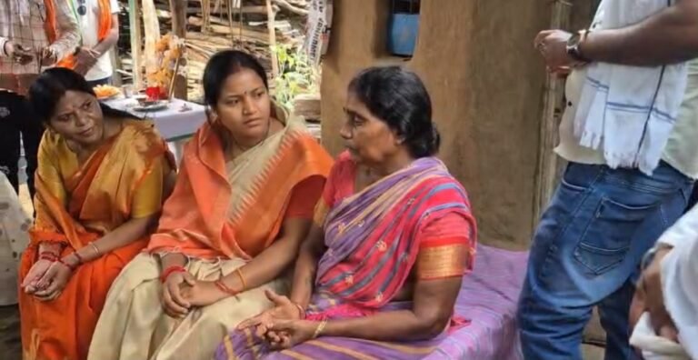 जगरगुंडा में शहीद एएसआई रामू राम नाग के परिजनों से मिलीं मंत्री लक्ष्मी राजवाड़े, अंत्योदय राशन कार्ड जारी करने के दिए निर्देश