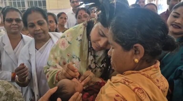 अबूझमाड़ से गूंजा स्वस्थ भारत का संकल्प : राष्ट्रीय पल्स पोलियो अभियान का शुभारंभ, मंत्री लक्ष्मी राजवाड़े ने बच्चों को पिलाई पोलियो रोधी खुराक