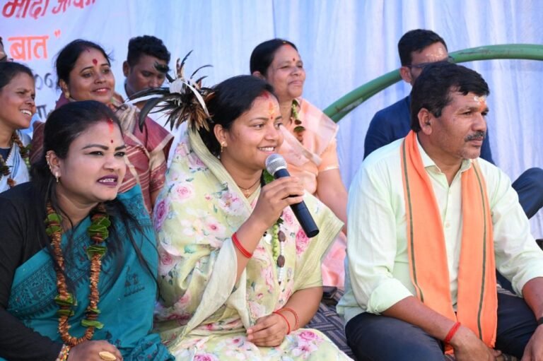अबूझमाड़ की महिलाओं ने सुनाई बदलाव की कहानी, मंत्री लक्ष्मी राजवाड़े ने योजनाओं के लाभार्थियों से किया संवाद