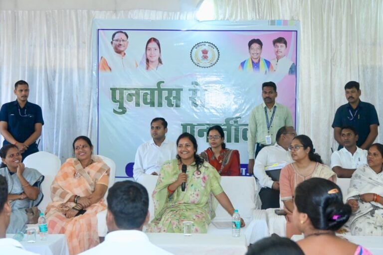हिंसा से विकास की ओर: आत्मसमर्पित महिलाओं के बीच पहुंचीं मंत्री लक्ष्मी राजवाड़े, पुनर्वास नीति को बताया नई जिंदगी की राह”